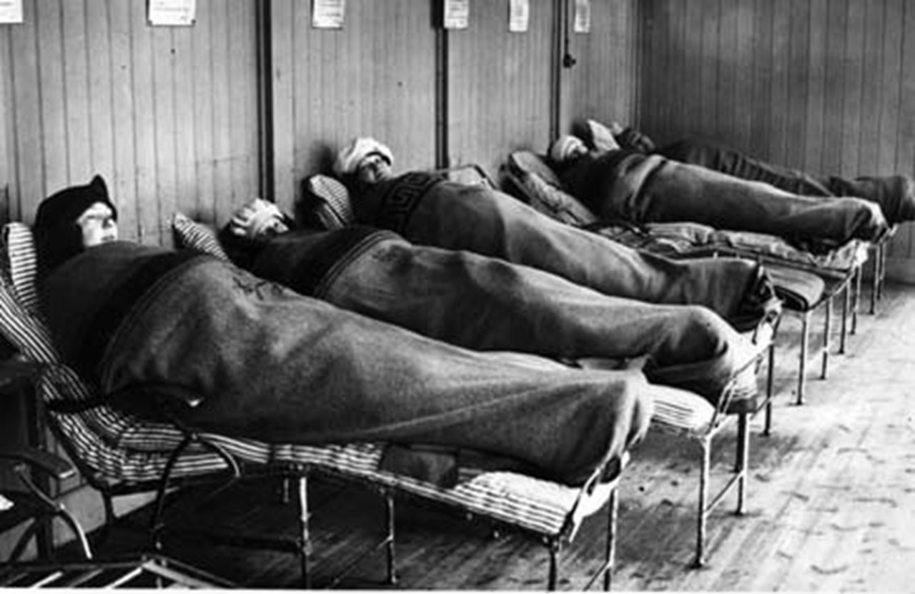 Tbc-patienterna på Söderby sanatorium får frisk luft under en vilotimme i det fria år 1927.