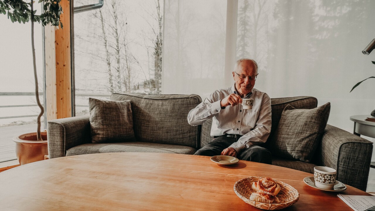 Bild på Gunnar Öquist, jubeldoktor vid Umeå universitet 2023 som dricker kaffe i en soffa.