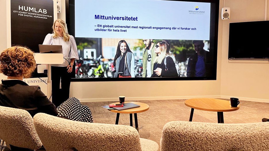 Ulrika Danielsson från MIttuniversitetetet håller en presentation i Humlab.