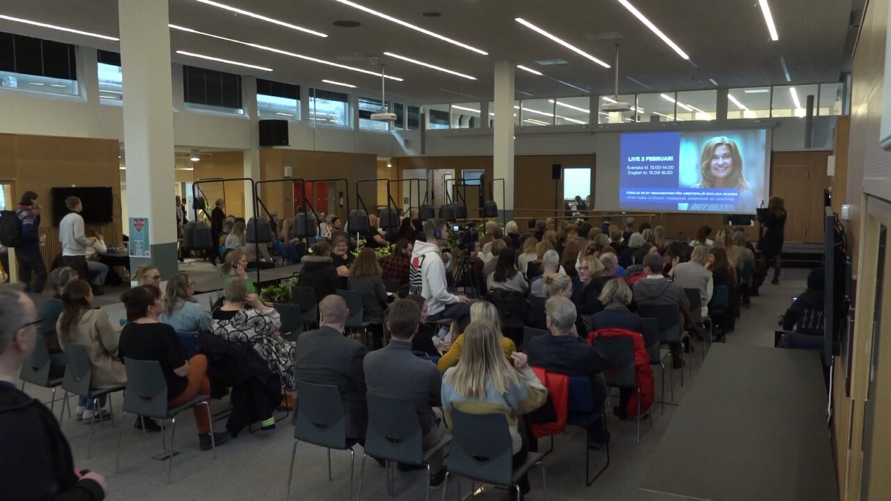 Översiktsbilder av Ulrika Haakes presentation av utredning om arbetsmiljö och lika villkor i Vardagsrummet på campus Umeå