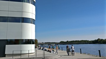 sommardag vid älven
