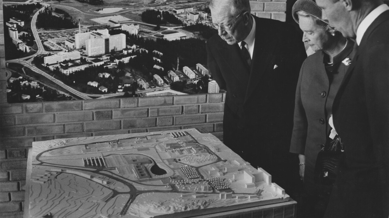 Rektor L-G Larsson visar en modell över universitetsområdet för kung Gustaf VI Adolf och prinsessan Sibylla, vid universitetets invigning 1965.