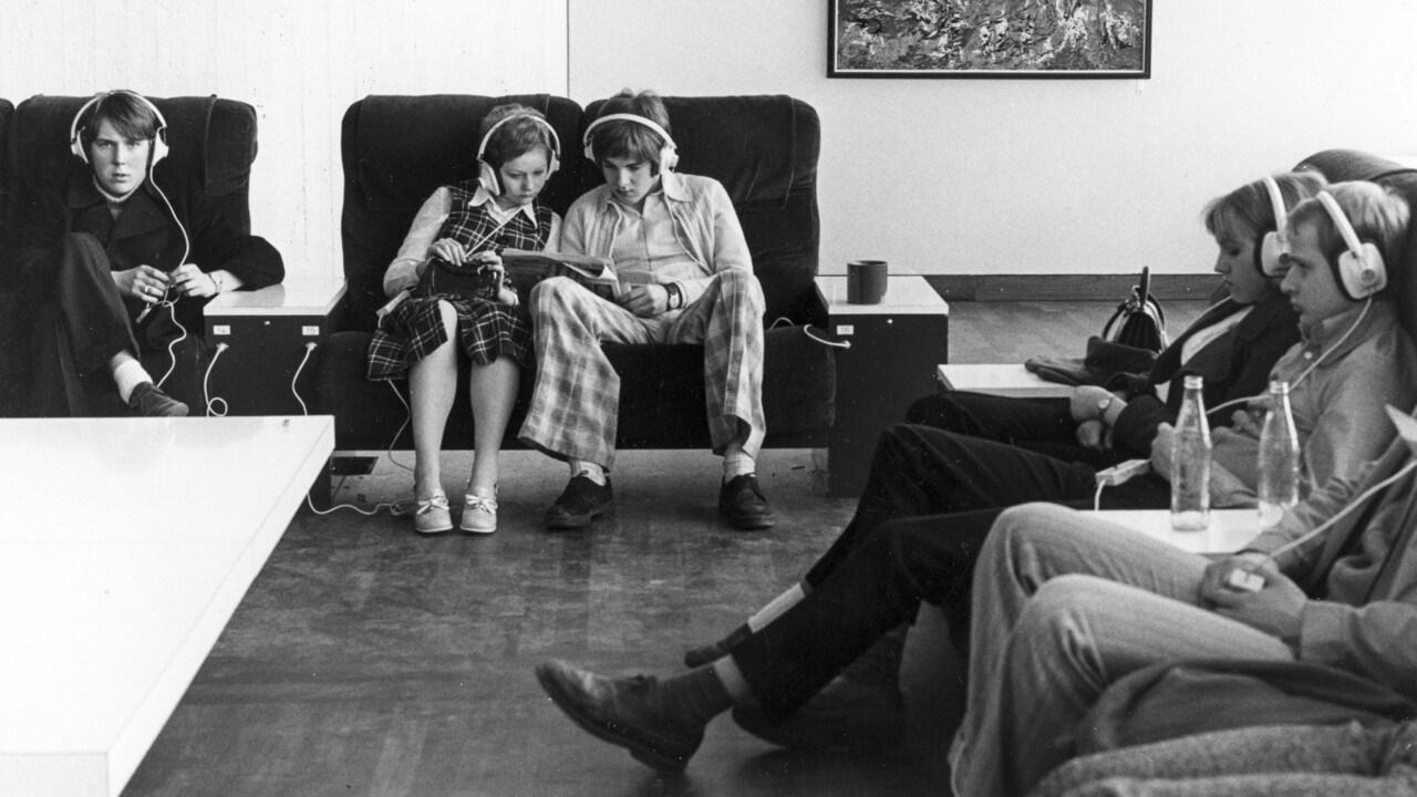 Studenter lyssnar på musik i den nya Universumbyggnaden 1969.