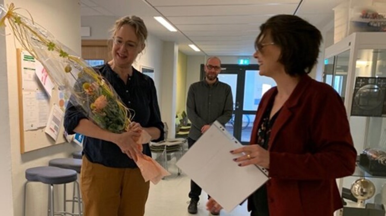Pia Grahn gratuleras av prodekan Kristina Lejon och prefekt Tufve Nyholm