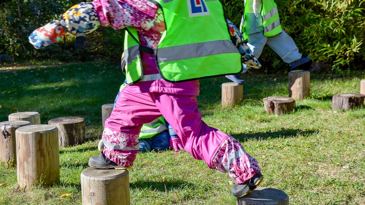 Bild på förskolebarn som leker utomhus.