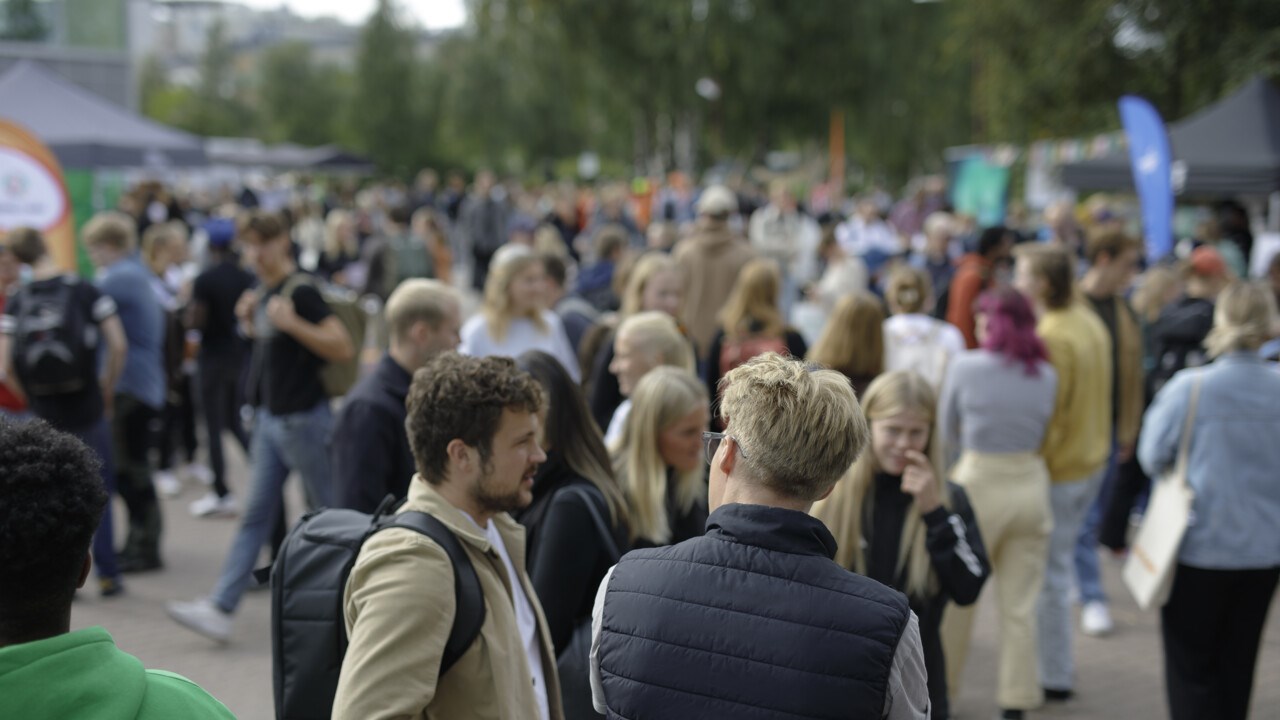 Utomhusbild på massor av studenter från välkomstmässan 2023. 