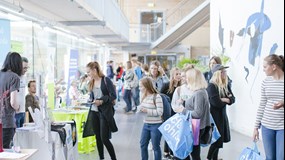 Besökare i Lindellhallen