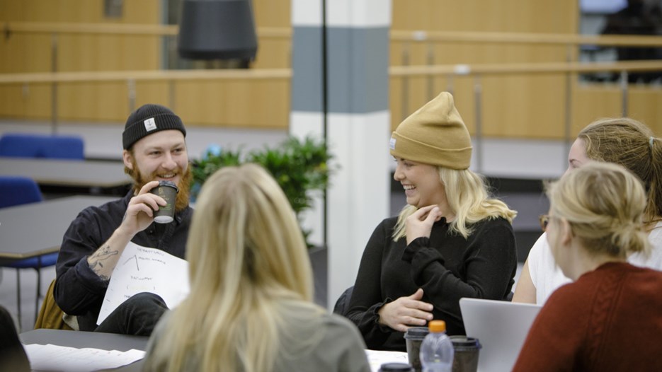 Studerande studenter i vardagsrummet.