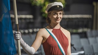 Student håller flagga