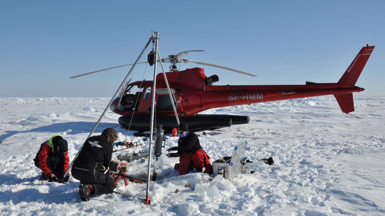 umf:s personal tar vattenprover från isen