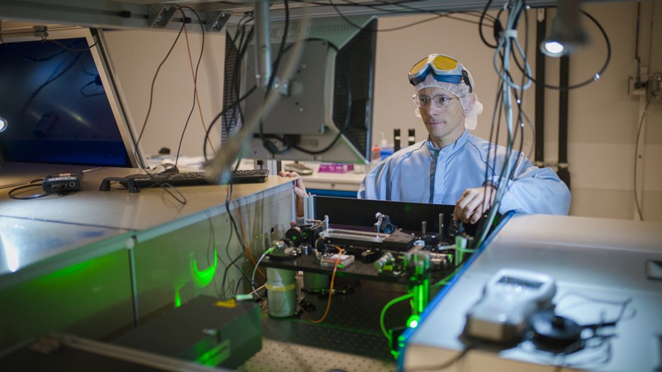 Laszlo Veisz i sitt laboratorium 