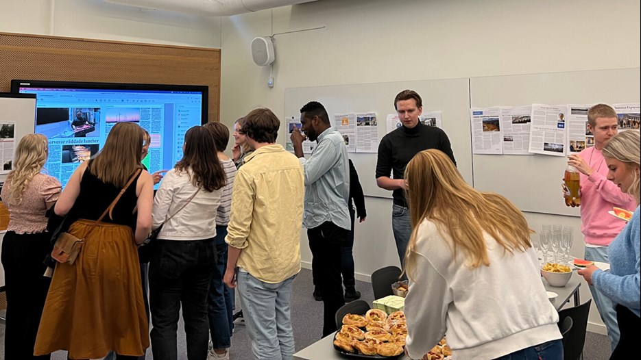 Studenter på vernissage