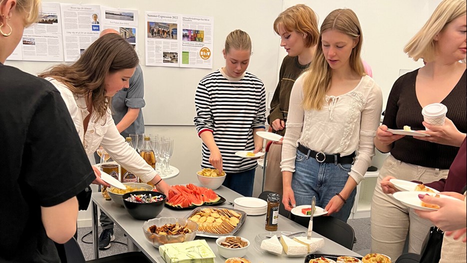 Studenter på vernissage