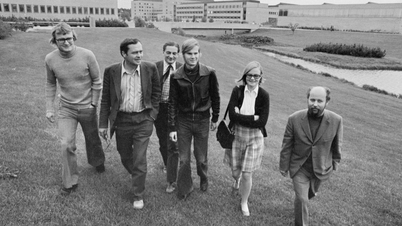 Bild från 1970-talet på lärare vid statsvetenskapliga institutionen. Fr.v. Kjell Lundmark, Harry Forsell, Pär-Erik Back, Sten Markgren, Gunnel Gustafsson och Dan Brändström.