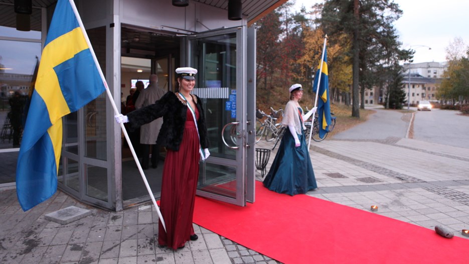 Studentmarskalkar står vid ingången till Aula Nordica vid Årshögtidens ceremoni.