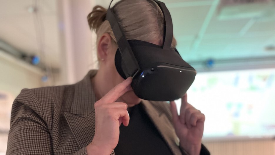 Besökare från Mittuniversitetet provar VR-glasögon