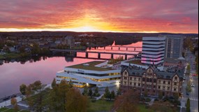 Färgsprakande solnedgång över Umeå och älven