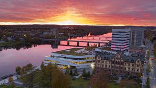 Färgsprakande solnedgång över Umeå och älven
