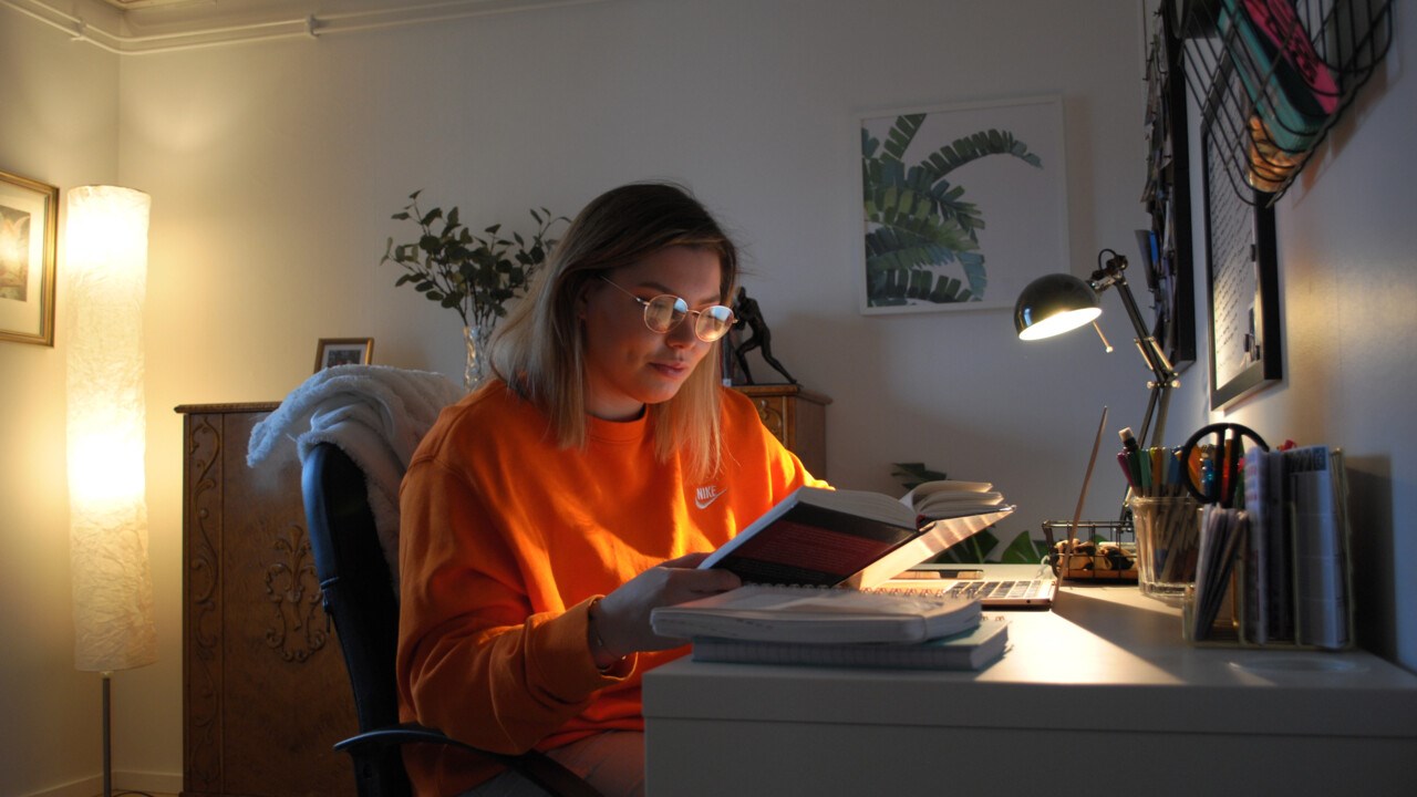 Wilma Tiesmaa som läser socionomprogrammet på distans