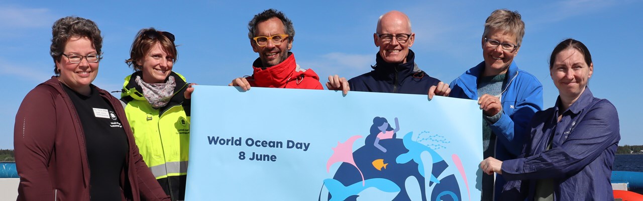 Personal från UMF med World ocean day-banner