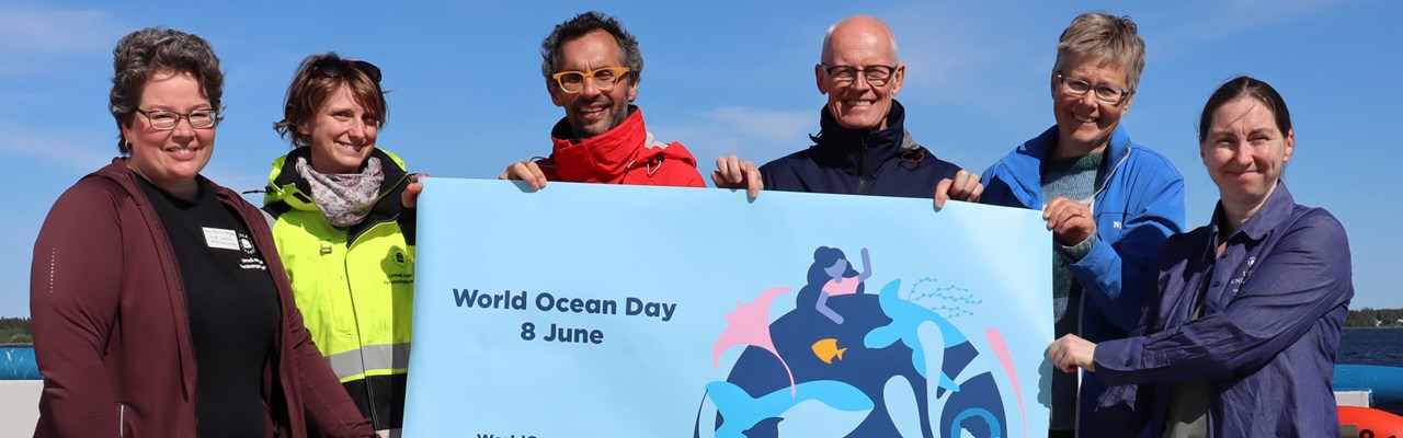 Personal från UMF med World ocean day-banner