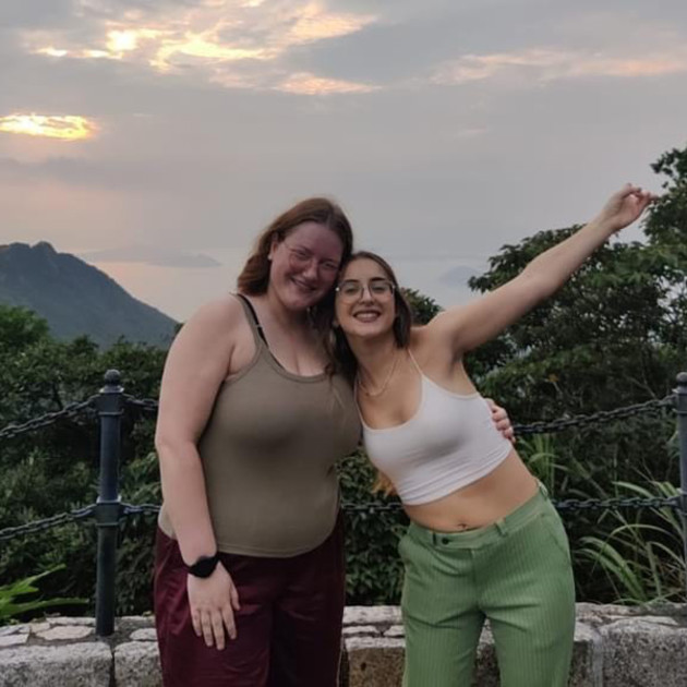Foteini Gkivizini (utbytesstudier vid City University of Hong Kong) tillsammans med Clemence Larguier
