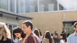 Nya internationella studenter möts under pausen på Orientation Course, som hålls i Aula Nordica.