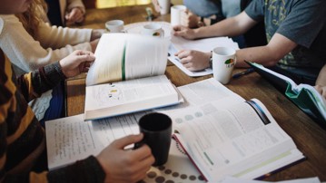 Studenter som pluggar och fikar. De läser Civilingenjörsprogrammet i bioresursteknik.