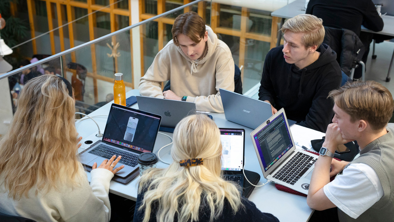 Studenter grupparbetar i MIT-huset