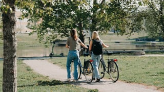 Studenter på campus under sommaren.