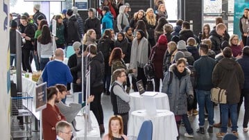 Vimmel av skolelever i Lindelhallen
