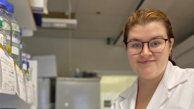 Monique Johnson som är postdok hos Ellen Bushell använder en pipett i labbmiljö.