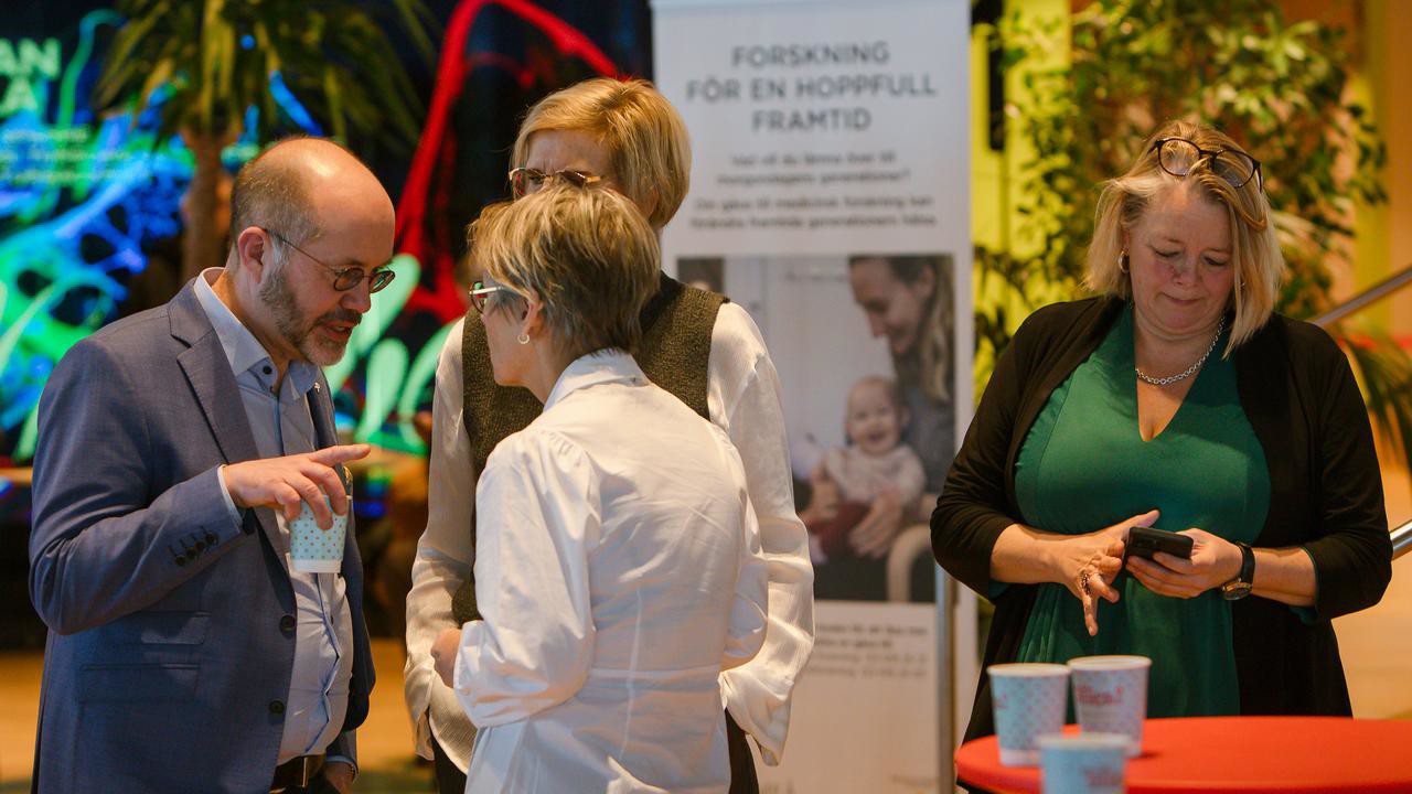 Fika efter en forskare
Vi bjuder på kunskap och fika. Populärvetenskapliga live-sända seminarier ger dig möjlighet att ta del av spännande medicinsk forskning.
Öppna foajen, plan 1 i Väven och distans
