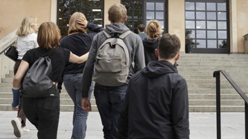 Skolelever går uppför trappa.