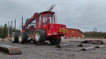 Konceptskotaren Xt28 på hinderbana uppställd på Skogforsk Troëdsson Forestry Teleoperation Lab. Skogsmaskinen väger 16 ton, har 6 hjul på hydraulstyrda pendelarmar och två styrda midjeleder. Detta ger fordonet stor rörelsefrihet i svår terräng men gör fordonet mer utmanande att styra än en konventionell skotare.