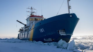 Kustbevakningens fartyg 181 som används av UMF för miljöövervakningsuppdrag.