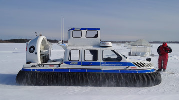 Svävaren Arctica vid infrusna mesokosmer. Svävaren ägs av Umeå marina forskningscentrum, Umeå universitet, och används för provtagning vintertid i Bottniska viken.