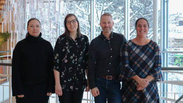 Från vänster: Louise Lindbäck, projektkoordinator, Annasara Lenman, the National Doctoral Programme in Infections and Antimicrobials, NDPIA. 
Fredrik Almqvist, föreståndare för Umeå Centre for Microbial Research, UCMR, och Marta Bally, Nationella forskarskolan i virusinfektioner och pandemier, NDP-VIP.