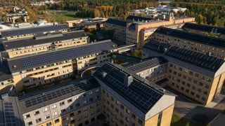 solceller installerade på tak på campus
