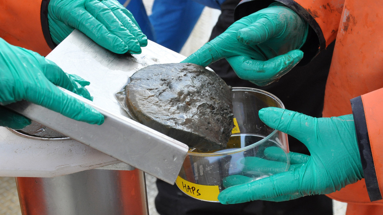 Sedimentprovtagning. Bilden tagen när det internationella forskningsprojektet COCOA besökte Umeå marina forskningscentrum i april 2015, med syfte att studera omsättningen av näringsämnen i kustzoner på olika sju platser i Östersjöområdet.