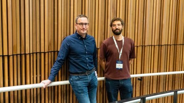 Stephan Wenkel och Iker Valle Aramburu forskar båda om mikroproteiner, Stephan i växter och Iker inom immunförsvar och samspel mellan värdar och mikroorganismer. Tillsammans arrangerade de Nobelsymposiet om mikroproteiner vid Umeå universitet i september 2026.
