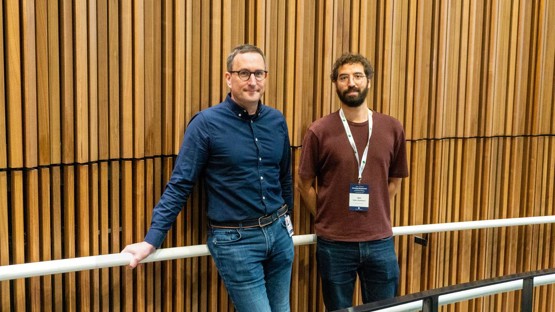 Stephan Wenkel och Iker Valle Aramburu forskar båda om mikroproteiner, Stephan i växter och Iker inom immunförsvar och samspel mellan värdar och mikroorganismer. Tillsammans arrangerade de Nobelsymposiet om mikroproteiner vid Umeå universitet i september 2026.