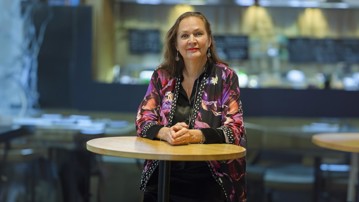 Professor vid Institutionen för kultur- och medievetenskaper Enhet: Litteraturvetenskap<br/>(OBS! bilden är breddad med AI teknik för att skapa en bild i liggande format)