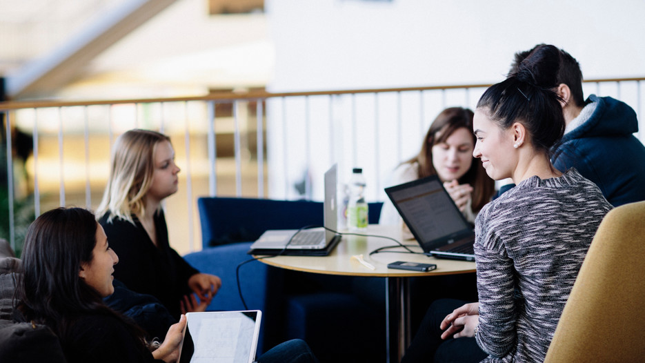 Bild på studenter på campus