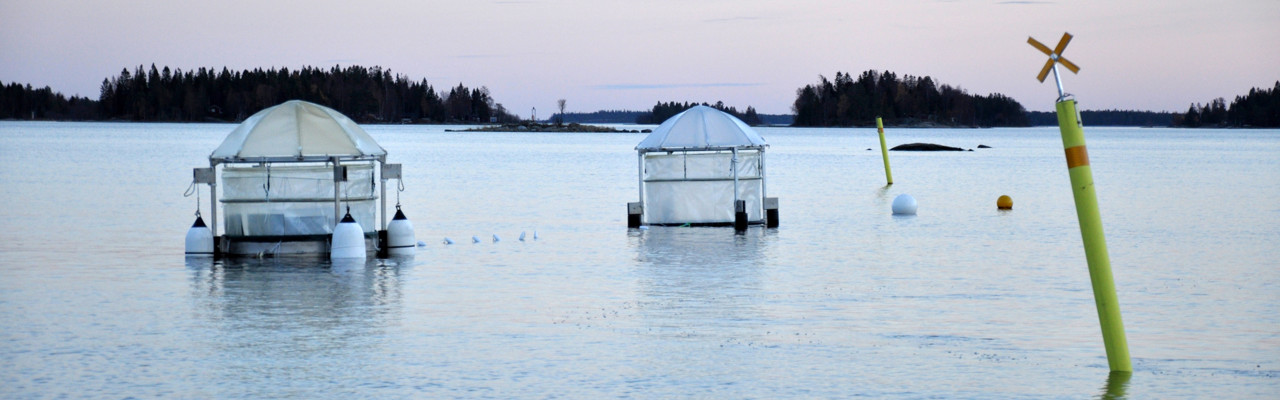 Via projektet Aquacosm har Umeå marina forskningscentrum fått i uppdrag att konstruera mesokosmer för arktiskt bruk. Bilderna tagna vid sjösättning av protyoer i oktober 2018.