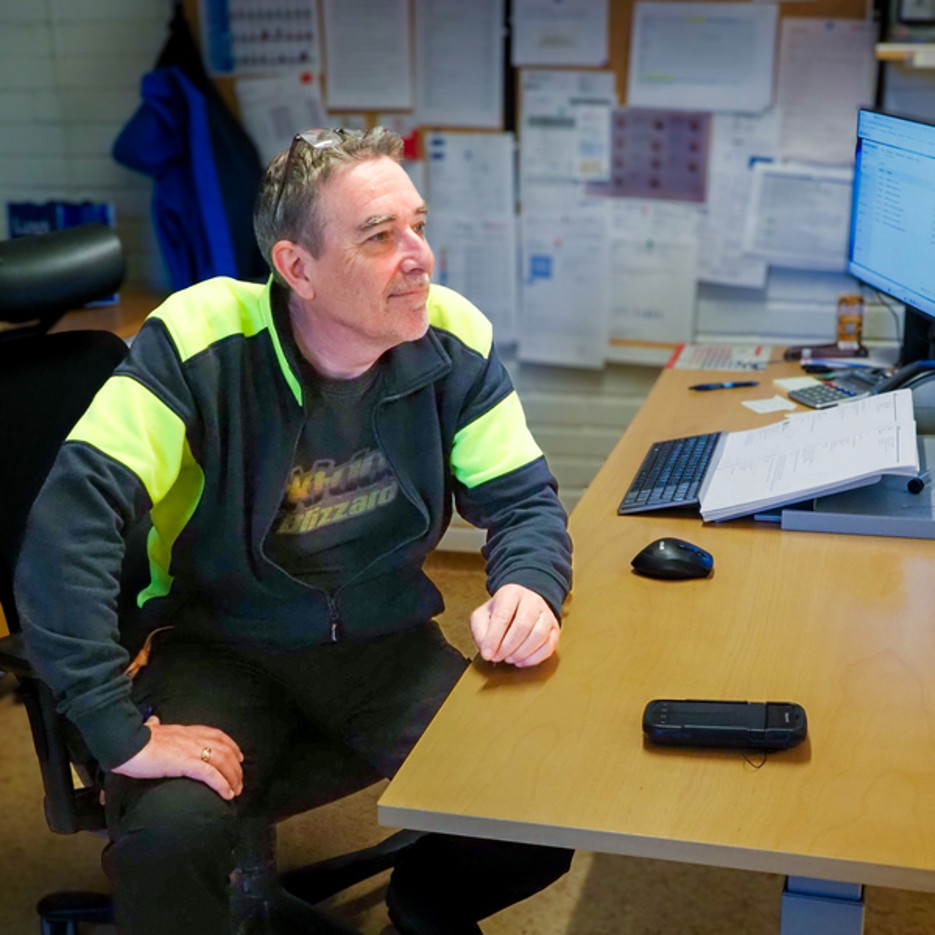Boris Jonsson vid sitt skrivbord