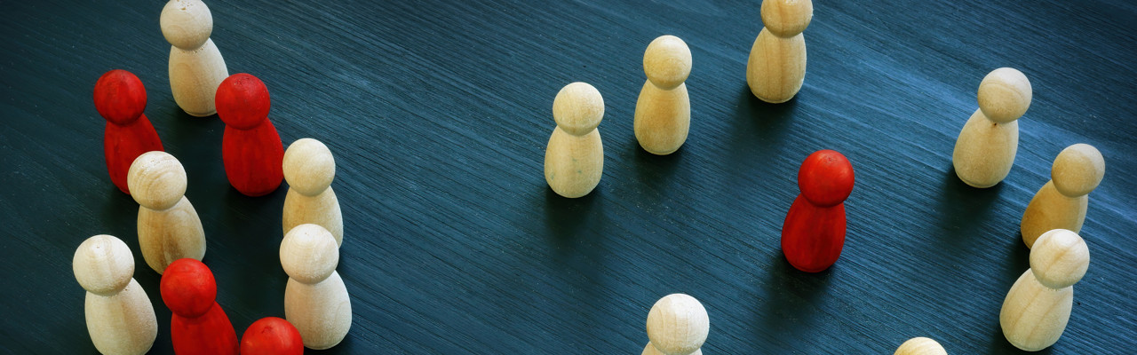 Spelfigurer som håller distans för att illustrera social distansering under en pandemi.