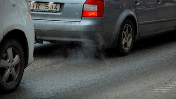 Bilar i kö i stadstrafik.