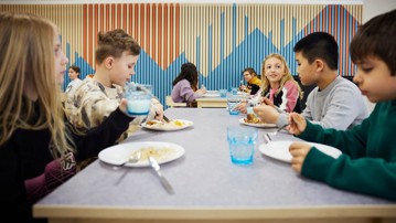 Elever äter skollunch.