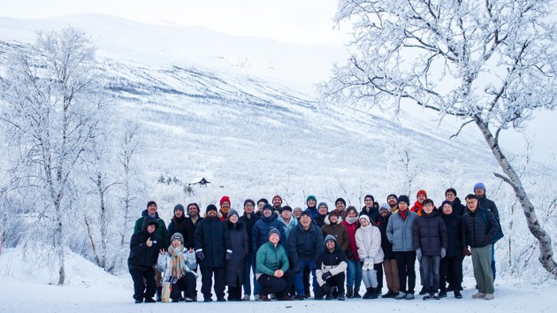 En grupp personer som står samlade i snön
